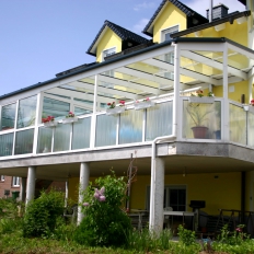 Terrassendach als Anbau an einen Wintergarten