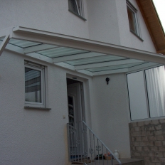Vordach aus Aluminium mit Windschutz